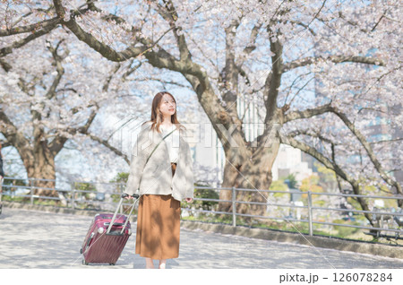 桜の時期に旅行する女性 126078284