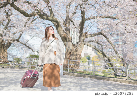 桜の時期に旅行する女性 桜の時期に旅行する女性 126078285