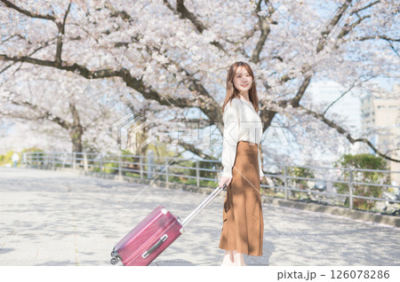 桜の時期に旅行する女性 桜の時期に旅行する女性 126078286