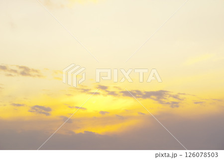 マジックアワーの夕暮れ空 マジックアワーの夕暮れ空 126078503
