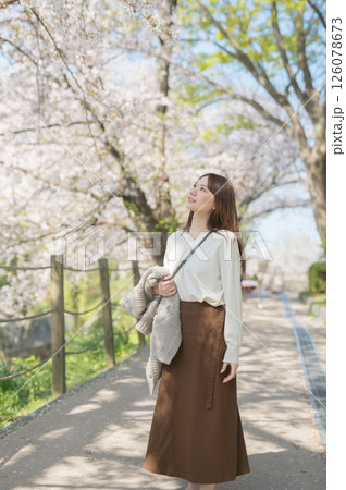 桜の時期に旅行する女性 桜の時期に旅行する女性 126078673