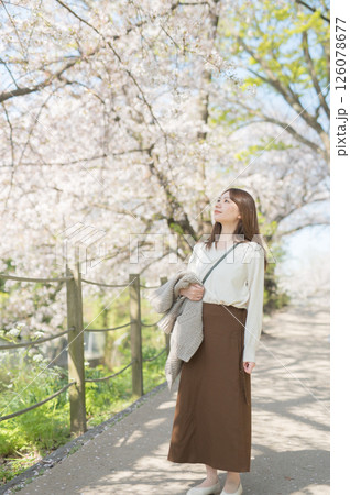桜の時期に旅行する女性 桜の時期に旅行する女性 126078677