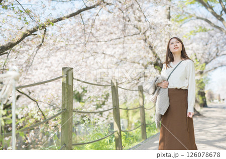 桜の時期に旅行する女性 桜の時期に旅行する女性 126078678