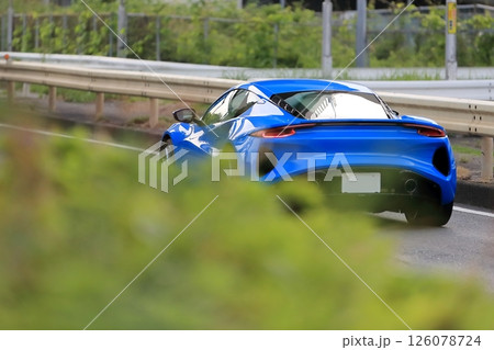 青いスポーツカー イメージ 青いスポーツカー イメージ 126078724