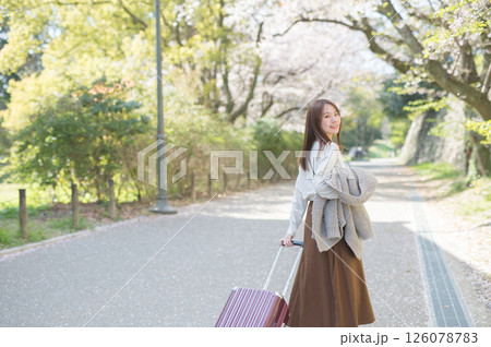 桜の時期に旅行する女性 桜の時期に旅行する女性 126078783