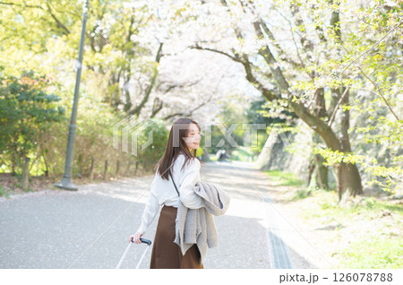 桜の時期に旅行する女性 126078788