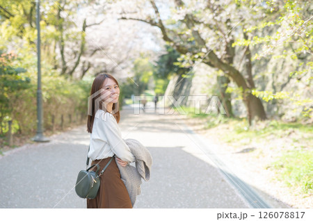 桜の時期に旅行する女性 桜の時期に旅行する女性 126078817