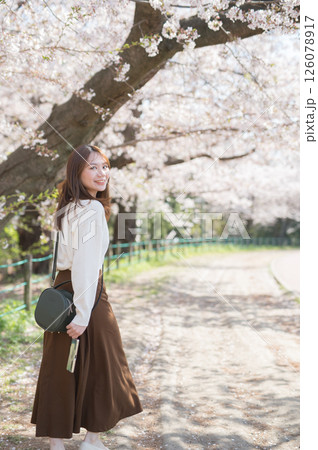 桜の時期に旅行する女性 桜の時期に旅行する女性 126078917