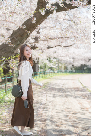 桜の時期に旅行する女性 126078918