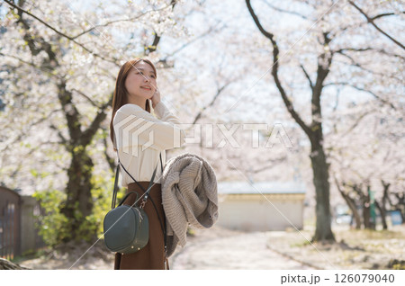桜の時期に旅行する女性 126079040