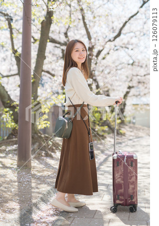 桜の時期に旅行する女性 126079113