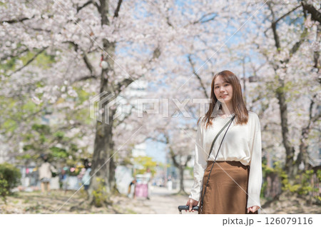 桜の時期に旅行する女性 126079116