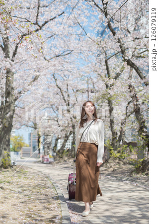 桜の時期に旅行する女性 126079119