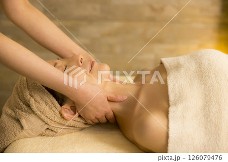 エステでマッサージを受けるシニア女性　 126079476