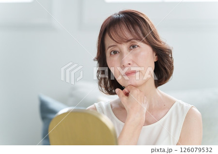 美容に悩むシニア女性 126079532