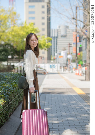旅行中の女性 旅行中の女性 126079561