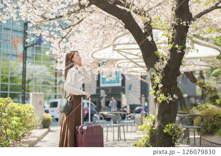 桜の時期に旅行する女性 桜の時期に旅行する女性 126079830