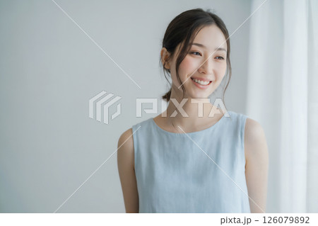 笑顔の若い女性 Generative AI 126079892