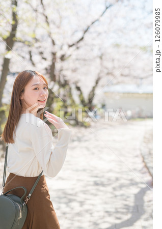 桜の時期に旅行する女性 126079985
