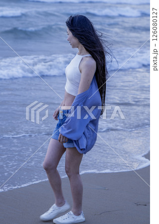 砂浜を歩く若い女性(福岡県宮地浜海水浴場) 砂浜を歩く若い女性(福岡県宮地浜海水浴場) 126080127