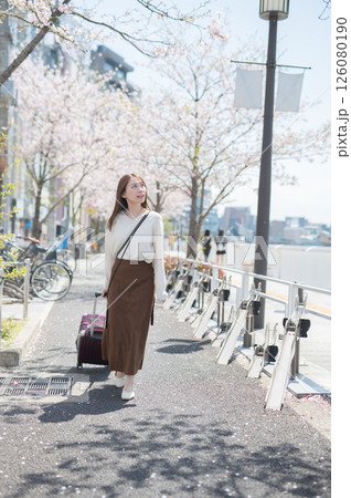 桜の時期に旅行する女性 桜の時期に旅行する女性 126080190