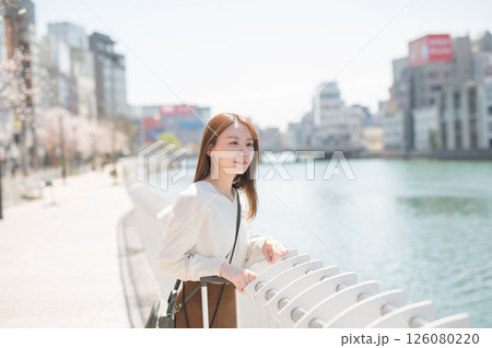桜の時期に旅行する女性 126080220