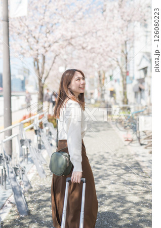 桜の時期に旅行する女性 桜の時期に旅行する女性 126080223