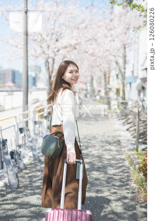 桜の時期に旅行する女性 桜の時期に旅行する女性 126080226