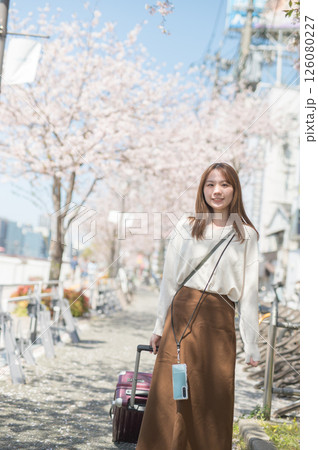 桜の時期に旅行する女性 桜の時期に旅行する女性 126080227