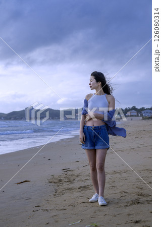 砂浜を歩く若い女性(福岡県宮地浜海水浴場) 砂浜を歩く若い女性(福岡県宮地浜海水浴場) 126080314