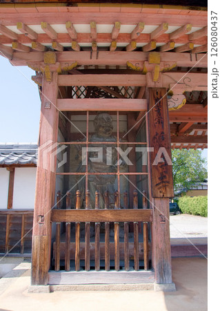 牡丹のお寺の仁王さん 126080437