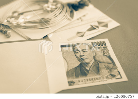 祝儀袋と一万円札 マナー 作法 お祝い 紙幣 金封 一万円札 ピン札 祝儀袋と一万円札 マナー 作法 お祝い 紙幣 金封 一万円札 ピン札 126080757