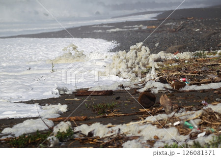 桂浜に打ち寄せる波 126081371