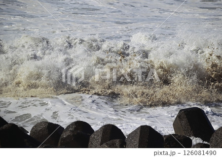 桂浜に打ち寄せる波 126081490