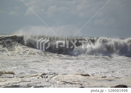 桂浜に打ち寄せる波 126081498