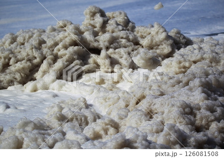 桂浜に打ち寄せる波 126081508