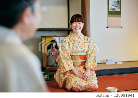 茶道体験をする着物姿の20代女性 126081941