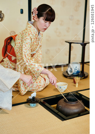 茶道体験をする着物姿の20代女性 茶道体験をする着物姿の20代女性 126081945