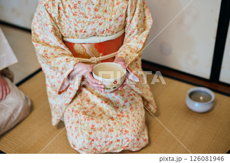 茶道体験をする着物姿の20代女性 126081946
