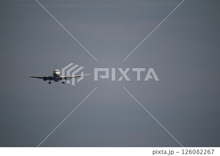 飛行機の着陸 126082267