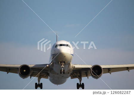 飛行機の着陸 126082287