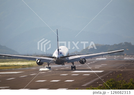 飛行機の着陸 126082313