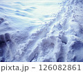新雪に残る足跡と冬の朝の光 126082861