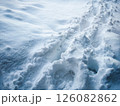 新雪に残る足跡と冬の朝の光 126082862
