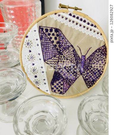 アンティークグラスと刺繍の蝶々 126082927