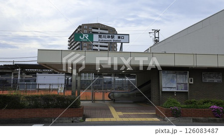 JR常磐線の荒川沖駅、東口から見た駅舎、エスカレーターが設置 JR常磐線の荒川沖駅、東口から見た駅舎、エスカレーターが設置 126083487