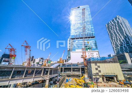 日本の東京都市景観5月13日。さよなら渋谷駅西口。閉鎖されたビルも解体進む（左側は出入口新通路）… 126083498