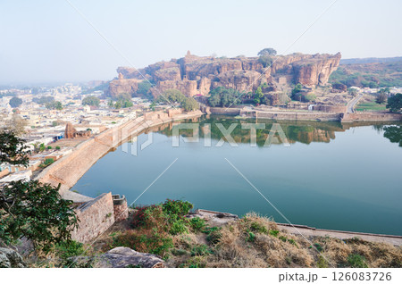 バダミのケーブ・テンプルから見たアガスティア湖とバダミフォート 126083726
