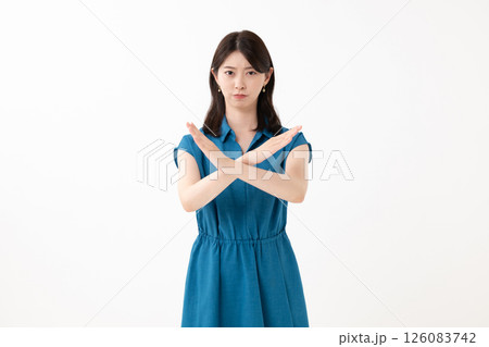 拒否をする女性 拒否をする女性 126083742