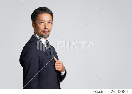 貫禄あるビジネスマンのポートレート 126084001